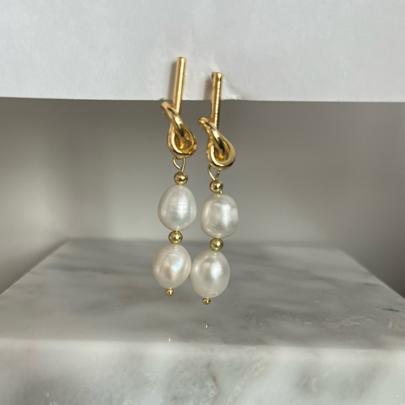 Real freshwater pearl earrings, held by a dainty gold knot, an elegant classic - Picture 5 of 5